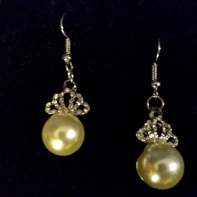 White Pearl With Crystal Crown Pierced Earrings 19$